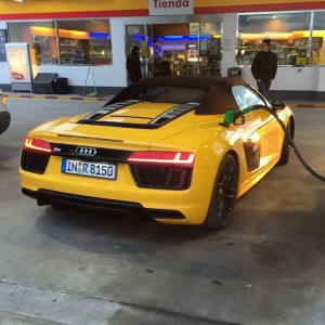 2017-Audi-TT-RS-and-R8-Spyder-scooped-with-no-camouflage-while-refilling-2