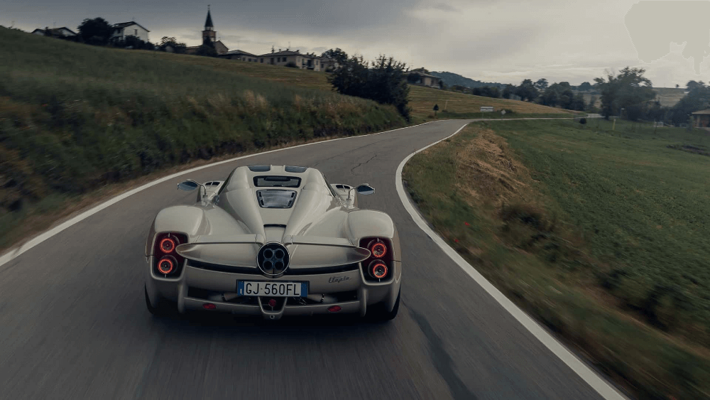 Шофиране на Pagani Utopia