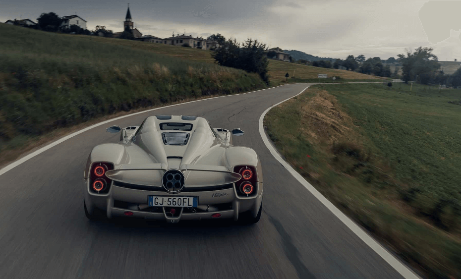 Шофиране на Pagani Utopia