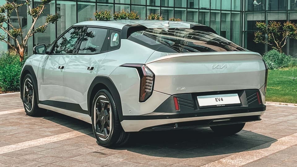 2026-kia-ev4-sedan-exterior-2