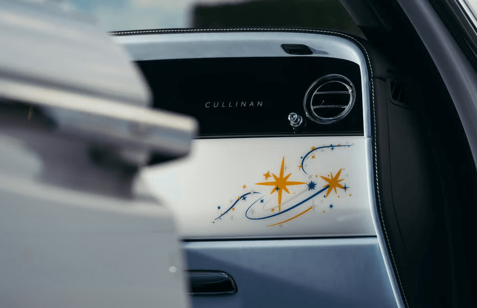 suv-ът на rolls-royce получава небесен таван
