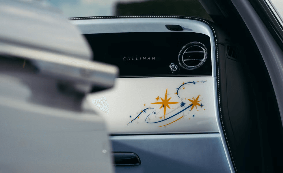 suv-ът на rolls-royce получава небесен таван