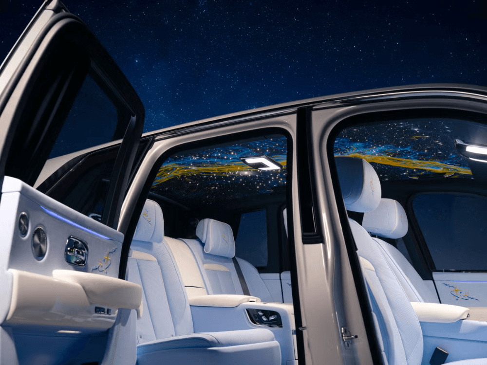 suv-ът на rolls-royce получава небесен таван