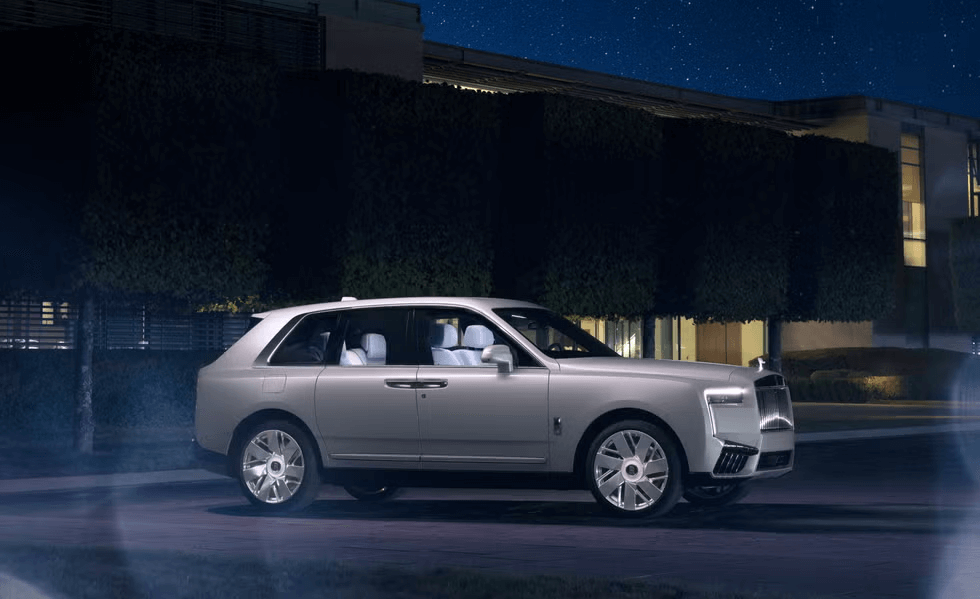 suv-ът на rolls-royce получава небесен таван