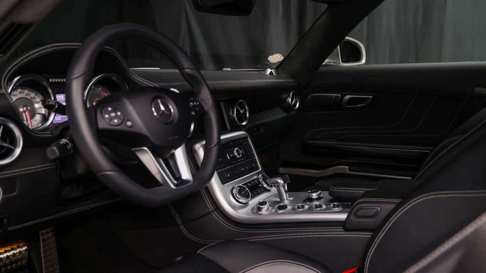 Кабината е оборудвана с информационно-развлекателна система с камера за задно виждане и навигация