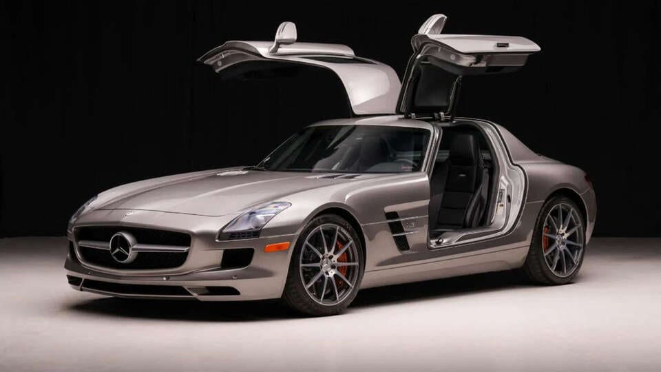 Превозното средство е оборудвано с врати тип „крило на чайка“