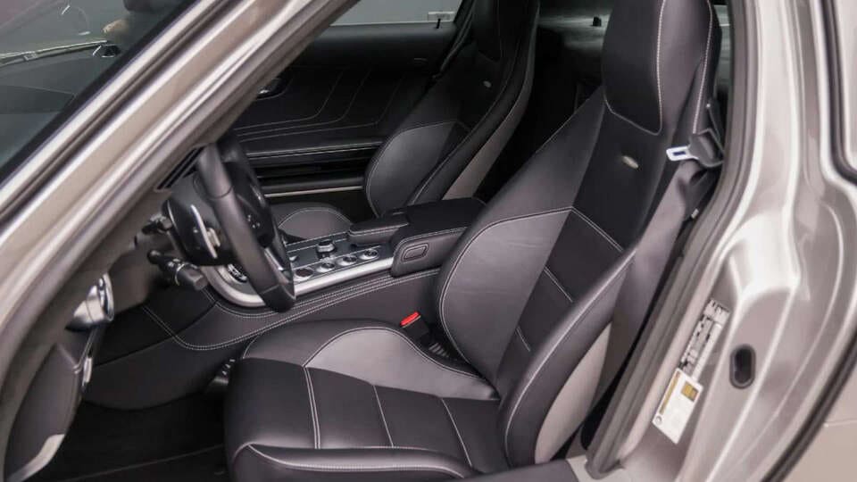 Седалките са тапицирани с черна кожа Designo Exclusive