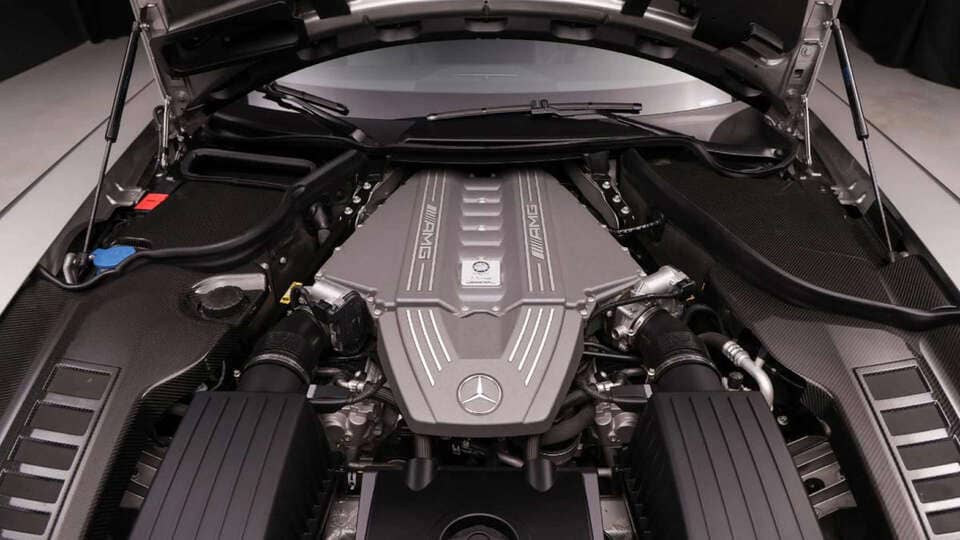 Спортният автомобил се задвижва от 6,2-литров V-8 двигател с естествено пълнене.