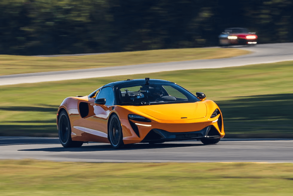 макларън артура спайдър доминира в обиколката на лайтнинг