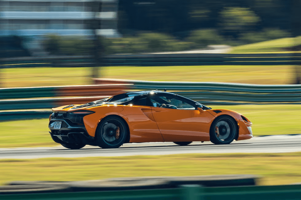 макларън артура спайдър доминира в обиколката на лайтнинг