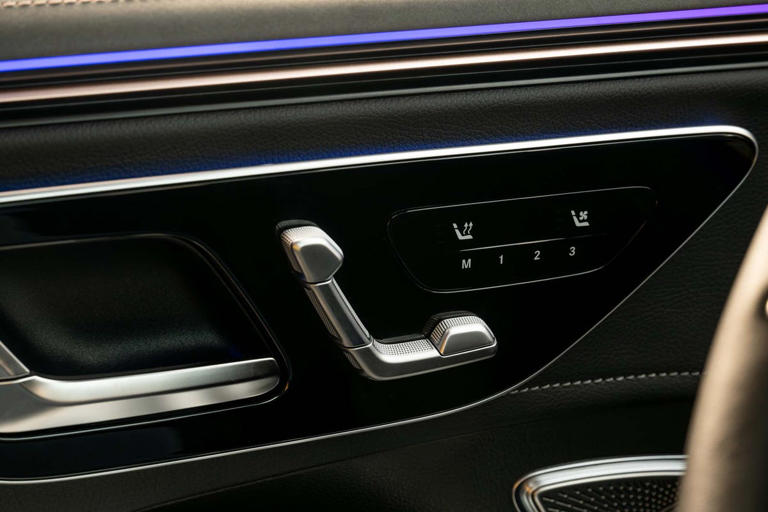 снимки-на-интериора-на-suv-mercedes-benz-eqe320-2026