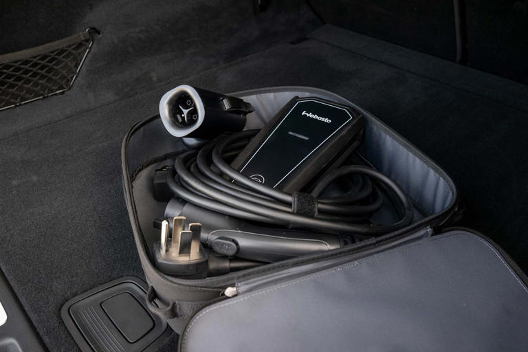 снимки-на-интериора-на-suv-mercedes-benz-eqe320-2026