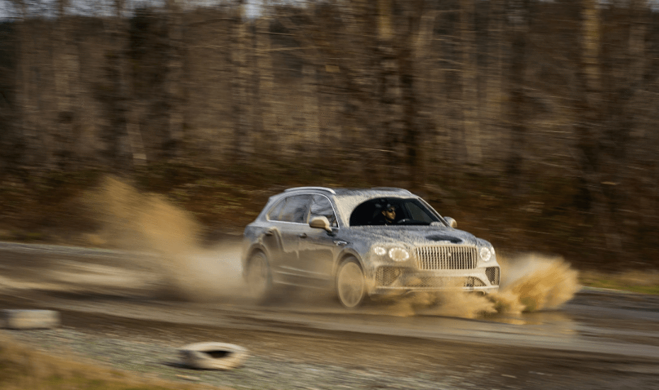 Бентлитата-се-движат-настрани-в-училището-за-рали-dirtfish