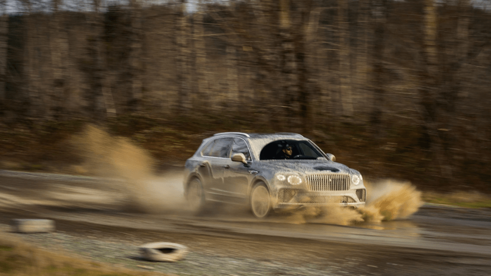 Бентлитата-се-движат-настрани-в-училището-за-рали-dirtfish