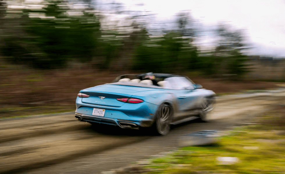 Бентлитата-се-движат-настрани-в-училището-за-рали-dirtfish