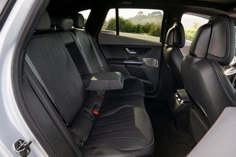 снимки-на-интериора-на-suv-mercedes-benz-eqe320-2026