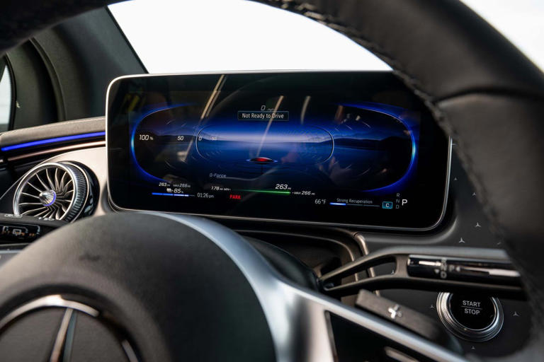 снимки-на-интериора-на-suv-mercedes-benz-eqe320-2026