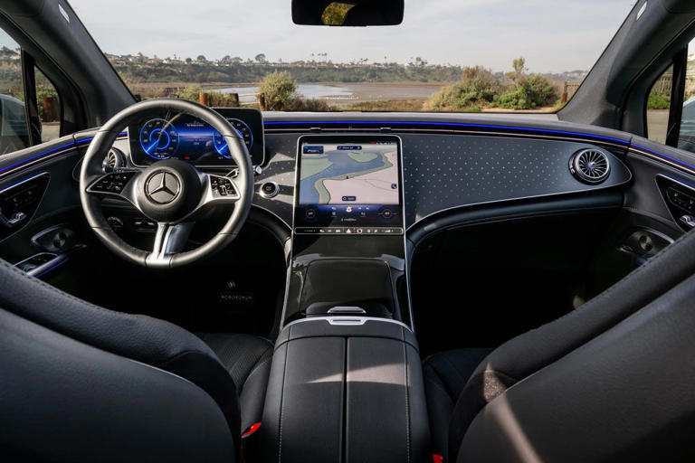 снимки-на-интериора-на-suv-mercedes-benz-eqe320-2026