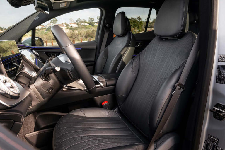 снимки-на-интериора-на-suv-mercedes-benz-eqe320-2026