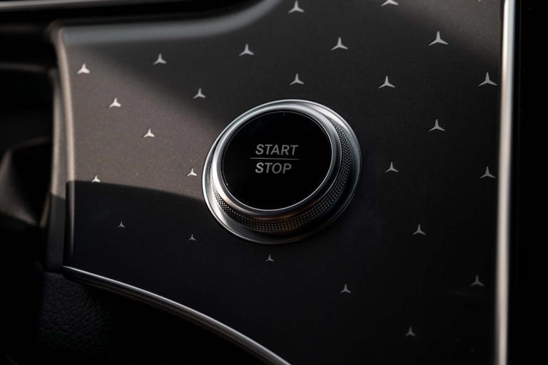 снимки-на-интериора-на-suv-mercedes-benz-eqe320-2026