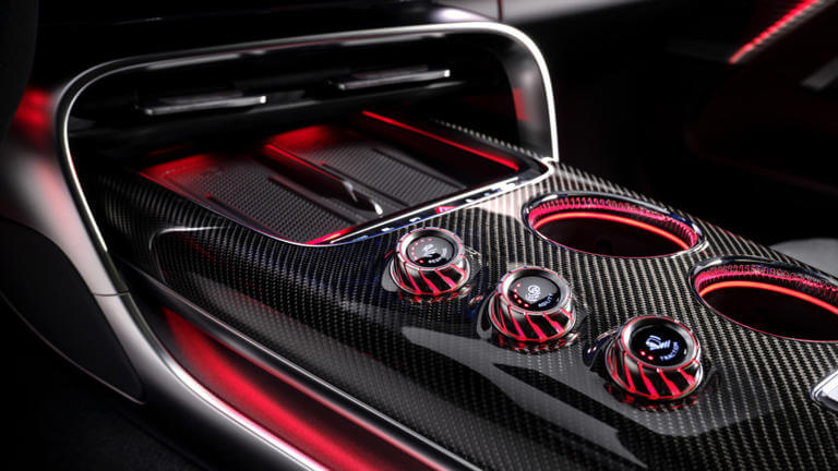 технологии на задните седалки и панорамен покрив, който прави най-доброто