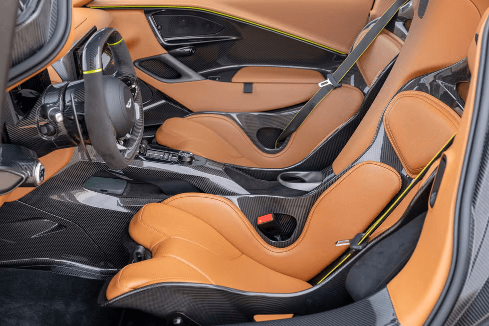 първо шофиране на aston martin valhalla